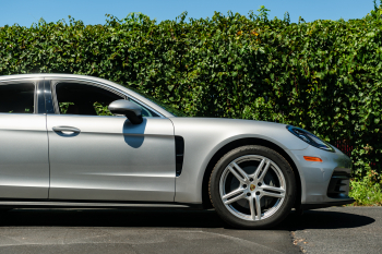 2017 Porsche Panamera 4S ONE OWNER, mint